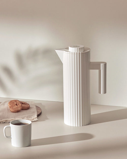 Plissé white Thermo insulated jug Alessi 1